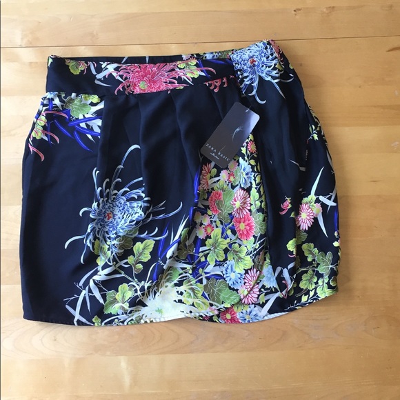 Zara Skirt - Picture 2 of 7